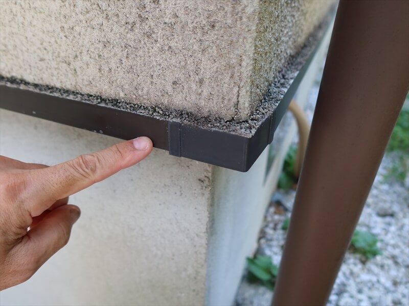 アルミ素材は折り曲げにくいので、基礎水切りの角にキャップを取り付けることがよくあります。